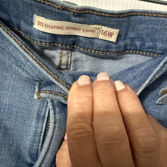 Levi’s 311 Shaping Skinny Capri Cropped Jeans- 16W - Picture 3 of 6